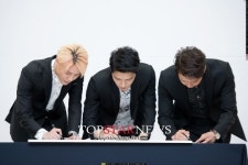 제이와이제이(JYJ) 마이스터 헤어 | [UHD포토] 사이 좋게 사인하는 제이와이제이(JYJ) (지구촌물나눔홍보대사)