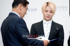 제이와이제이(JYJ) 마이스터 헤어 | [UHD포토] 제이와이제이(JYJ), ‘이거 저도 주는 건가요?’ (지구촌물나눔홍보대사)
