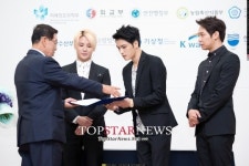 [UHD포토] 위촉장 전달받는 제이와이제이(JYJ) (지구촌물나눔홍보대사)