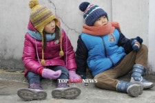 [무비포커스] ‘세계일주’ 아빠 찾아 삼 만리, 아역배우들 연기에 흐뭇한 미소를 짓게 하는 ‘가족영화’