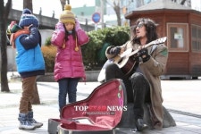 [무비포커스] ‘세계일주’ 아빠 찾아 삼 만리, 아역배우들 연기에 흐뭇한 미소를 짓게 하는 ‘가족영화’