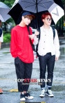 [HD포토] 방탄소년단(BTS) 뷔-지민, 오늘은 붉은색으로 맞춰 봤어요…‘어머나’ (뮤직뱅크 출근길)