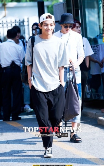 [HD포토] 방탄소년단(BTS) 뷔, 편안한 차림으로 출근해요…‘화이팅’ (뮤직뱅크 출근길)
