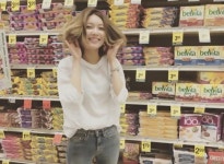 [스타SNS] 소녀시대(SNSD) 수영, 마트서 ‘상큼한 미소’ 발산… ‘해맑은 여신’