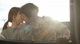 [수목드라마] ‘태양의 후예’ 송중기, 송혜교에게 기습 키스 “입막은 거죠. 야하게”