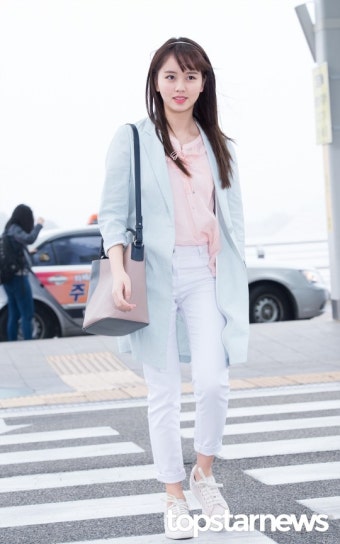 [HD포토] 김소현, ‘꽃미소 날리며 출국~’