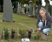 죽은 딸 장례 대신 엄마가 세운 ‘비석’