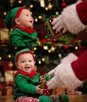 태어나 처음 산타 할아버지를 본 아기