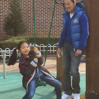 [스타SNS] 이승연 남편, ‘아빠미소’ 폭발…다정한 부녀에 이승연은 ‘엄마미소’
