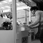 [스타근황] ‘수상한 파트너’ 지창욱, 인형 뽑기하는 모습도 훈훈…‘누구 주려고?’