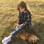 ‘효리네 민박’ 아이유, 해 저무는 제주 금오름서 강아지와…‘영화같은 모습’