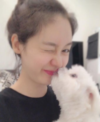 [근황] 성유리, 반려견과 뽀뽀 중 “귀여워서 심장 아픔”