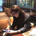 [근황] 수지, 수목드라마 시청자들을 사로잡는 여신 비주얼…‘안경의 완성은 얼굴’