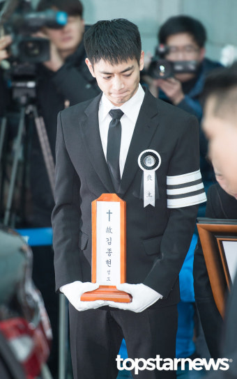 [HD포토] 故 샤이니(SHINee) 종현 발인식 민호, ‘꾹 참는 눈물..’