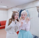 [근황] 미교-모모랜드 주이, 대기실 인증샷 공개…대세 신예들의 만남