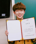 [근황] 골든차일드 동현, 졸업장 인증샷 공개…한장 더 가즈아