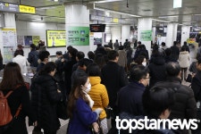 퇴근길 지옥철, 2호선 서초역서 출입문 고장…전쟁터 방불케하는 아수라장