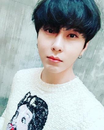 데뷔 1주년 하이라이트 용준형, 싱글 '소나기' 앞두고 미모의 셀카…'나이는 나만 먹네'
