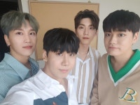 브로맨스(VROMANCE), 훈훈한 단체샷 공개…오 나의 계절 들을 시간