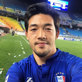 '수원삼성' 이기제, 2도움으로 승리 이끌며 MVP 선정…'훈훈한 미소'