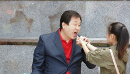 김무성, 제 9회 영도맘 벼룩장터 방문 인증샷 공개…손가락 하트는 덤