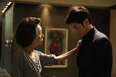 영화 돈의 맛, 윤여정-김강우 주연의 파격 드라마…누적 관객수는?