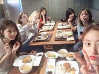 트와이스(TWICE) 나연부터 쯔위까지, JYP 구내식당에서 밥먹는 모습 눈길…수수한 그들