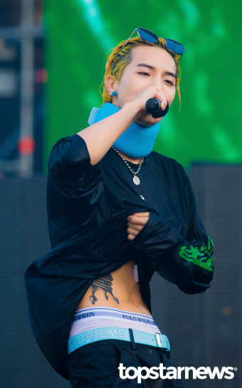 [HD포토] 위너(WINNER) 송민호, '마침내 공개된 복근' (워터밤2018)