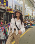 현아, 영덕 시장서 패션니스타 면모 뽐내…무슨 시장을 가는데 저렇게 간지가