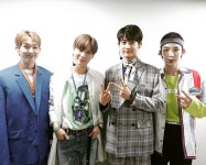 두 남자 민호, 샤이니(SHINee) 멤버들과 샤월에 늠름美 발산…샤월이 짱이야