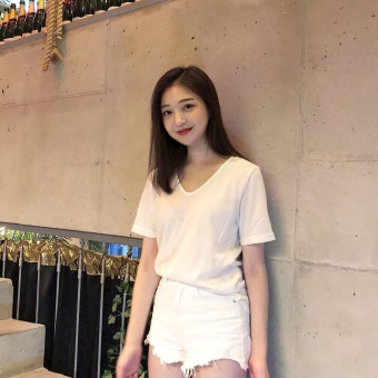 '러브캐처' 김지연, 올 화이트 패션 뽐내…'러블리한 미소'