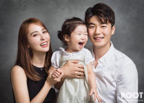 한혜진︎기성용 부부, 딸 시온과 함께 찍은 가족사진 공개…엄마-아빠 쏙 닮은 예쁜 딸 시온 '사랑스러워'