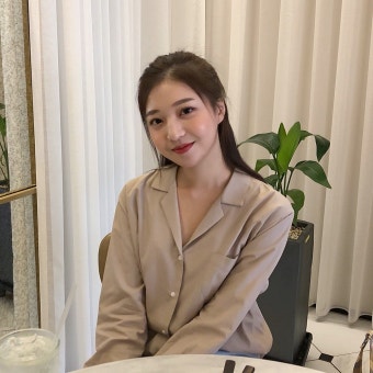 '러브캐처' 김지연, 진한 메이크업으로 색다른 모습 공개…'가을느낌 물씬'