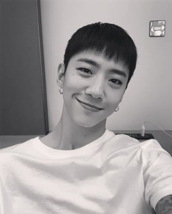 '전속계약 만료' 비에이피(B.A.P) 방용국, 탈퇴 소식 전하기 하루 전 올린 사진 화제…'무표정 그림'