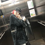 키드밀리, 거울 셀카도 느낌 있게…빨간 머리로 변신