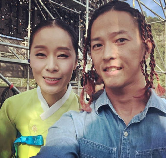 팝핀현준박애리 부부, 대기 中 한 컷