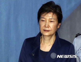 대법원, '국정농단 사건' 박근혜 전 대통령에 구속 2개월 연장…'2개월씩 총 3회에 걸쳐 갱신 가능'