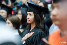 윤아, 과거 동국대학교 졸업식 모습 다시금 화제…인형 같은 옆태 뽐내 