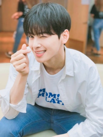 아스트로 (ASTRO) 차은우, 손하트하는 모습…'윙크하는 모습도 멋져'