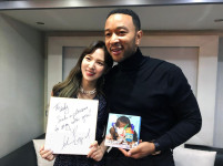 존 레전드(John Legend)-레드벨벳(Red Velvet) 웬디, 서로의 사인 CD들고 환한 웃음…다정한 두 사람