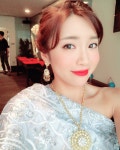 이완♥ 김보미, 태국 전통 의상 입고 연예인 비주얼 뽐내…단아한 미모에 눈길