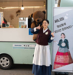 황후의 품격 장나라, 박경림 선물의 커피차 앞에서 기분 좋은 엄지 척