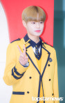 [HD포토] 이대휘, 포토타임에 빠질 수 없는 브이 (제 8회 서울공연예술고등학교 졸업식)
