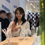 '김우빈' 신민아, 환하게 웃으며 한컷…'둘의 나이 차이는?'