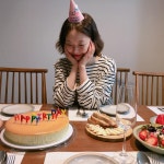 런닝맨 전소민, 생일 케이크 바라보며 행복한 웃음…친구들아 건강하자