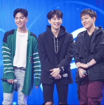 '스테이지K' 아이콘(iKON) 구준회, 송윤형-김동혁과 함께 찍은 본방사수 독려샷 공개