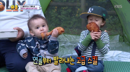 [★픽] 슈퍼맨이 돌아왔다(슈돌) 윌리엄-벤틀리, 거침없는 닭다리 먹방…개구리 구라와의 마지막 만찬