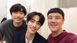 어비스 안효섭, 이시언-김성범과 함께 다정한 한 컷…효섭이 너무 귀여워 진짜