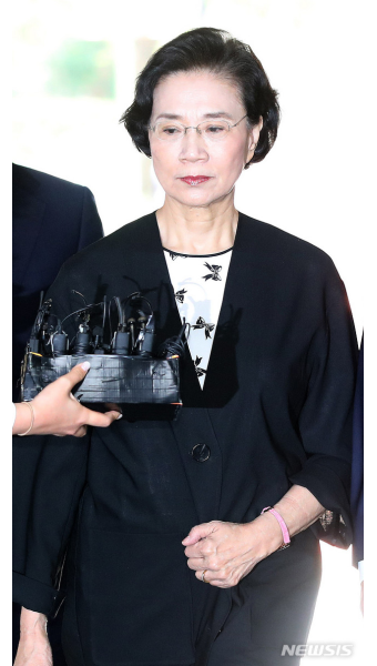 [이슈종합] 한진家 이명희-조현아 모녀, '필리핀 가사도우미 불법 고용' 1심서 징역형 선고