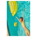 정호연, 모델 포스 풍기며 황금 몸매 드러내…♥이동휘와 나이 차는?